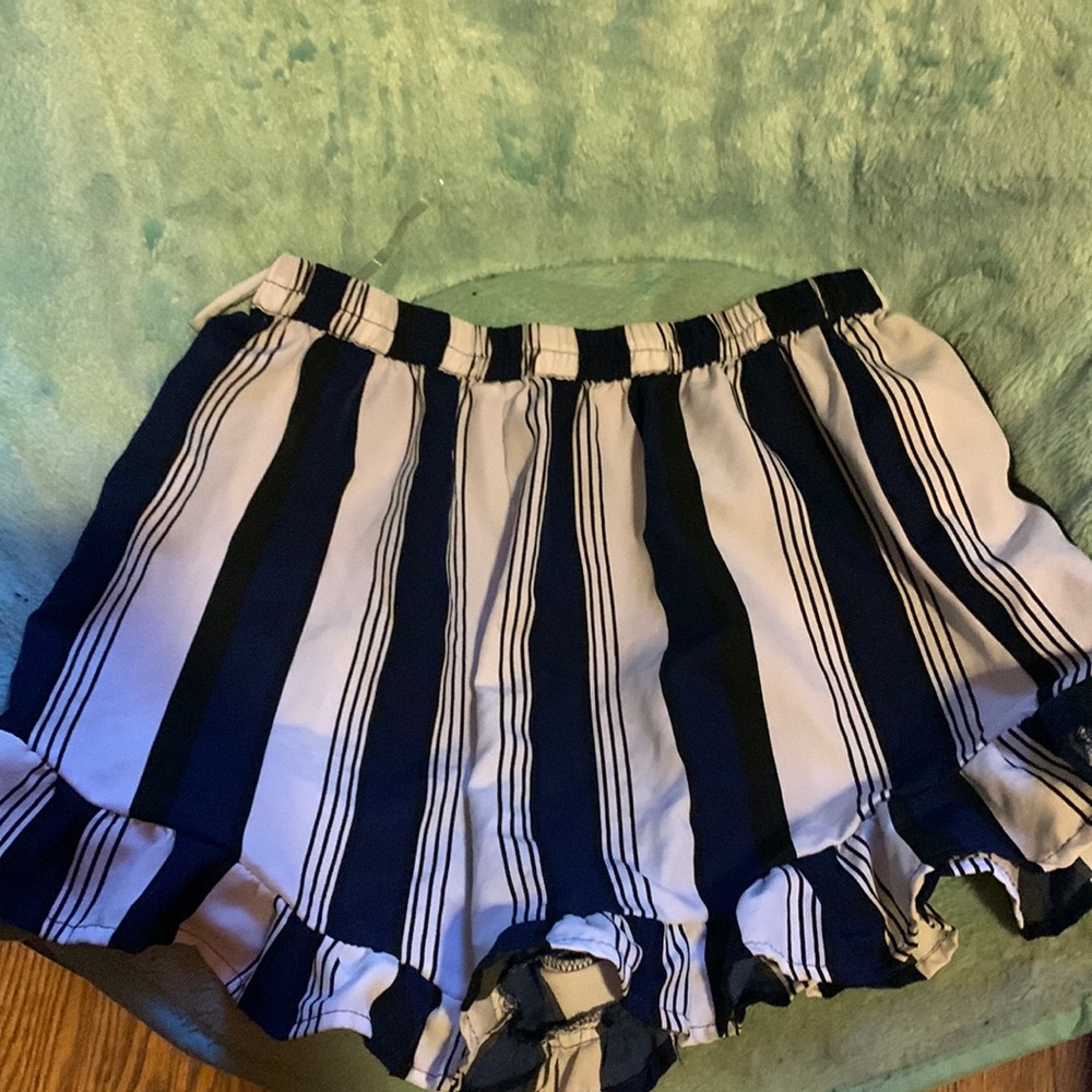 Shorts with some ruffles at the bottom fit the bottom great